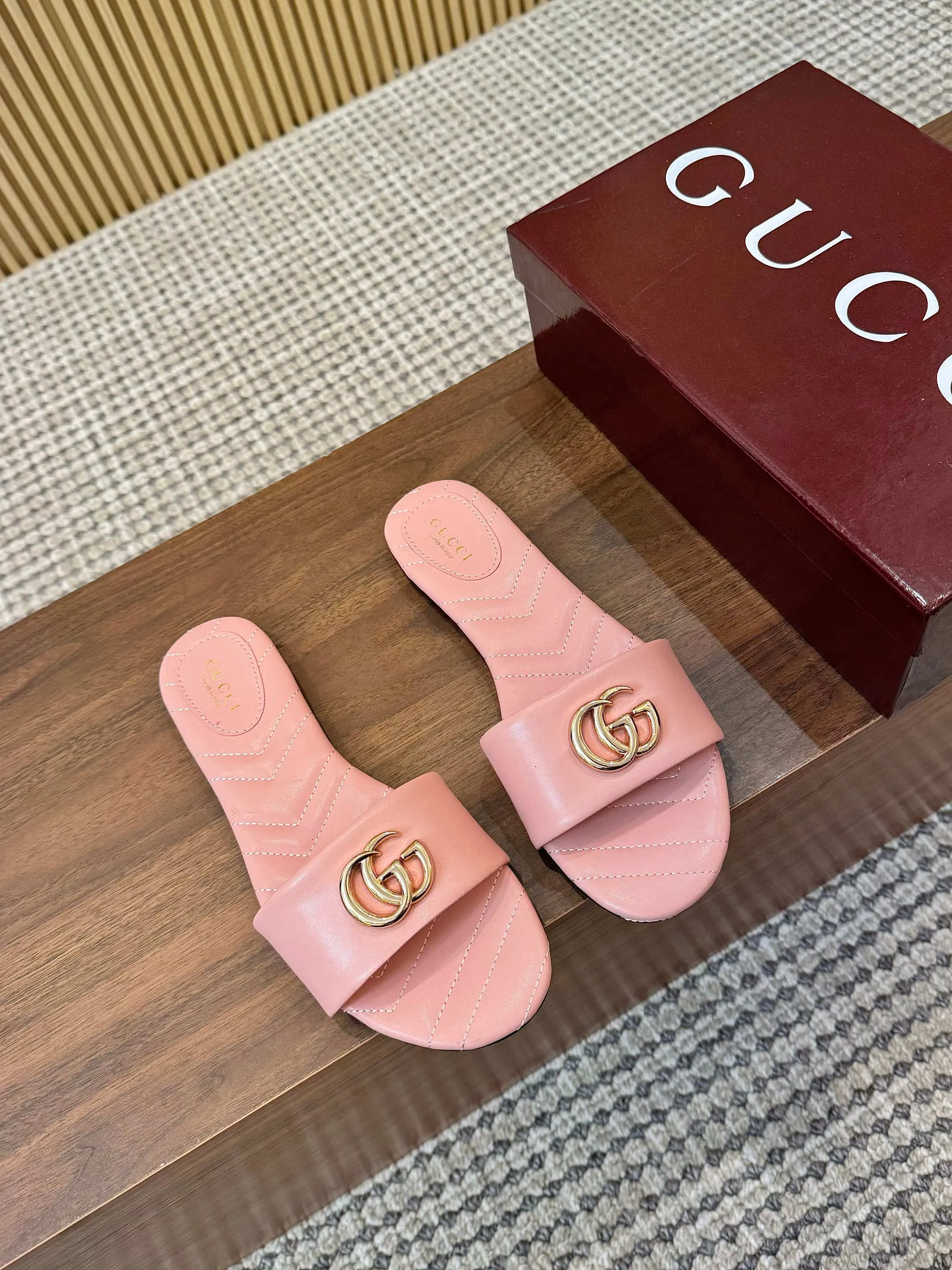 👟👟Ex-factory price 440👟👟 💯💯💯Gucci 2025 spring and summer latest popular slip-on sandals series... [Round toe] Latest double G buckle. Embroidery style Original quality 🍃Original European style, 💥perfect on the feet💃💃When worn with this shoe, it is elegant and crystal clear. No matter the materials of the accessories, they are all customized one by one. You must go to get the original version. The whole series is full of exciting and innovative elements. The texture of different materials, the texture of the materials, and the expression of the materials have a strong artistic atmosphere... ❶ Upper: imported cowhide ❷ Inner lining: customized imported sheepskin ❸ Foot pads: customized imported sheepskin ❹ Outsole: imported Italian genuine leather outsole ❺ Heel height: 1.5CM ❻ Packaging: Original full set of packaging ❼ Code number: 35-43 (41.42.43 customized is not returnable)